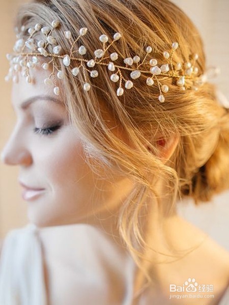 推荐时尚流行新娘发型，复古发饰是亮点
