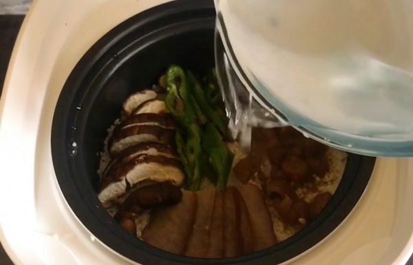 香菇鸡肉煲仔饭