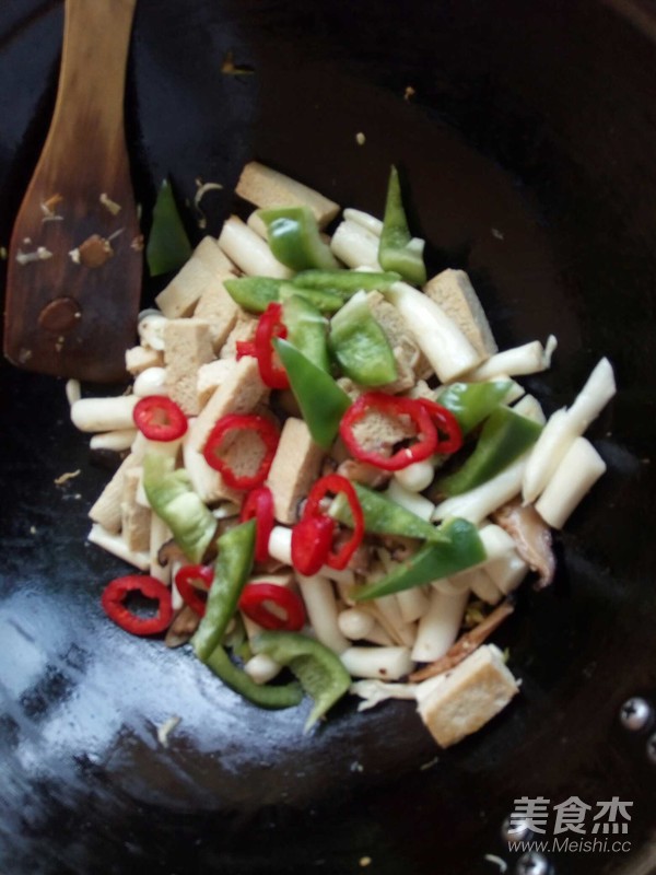 菌菇蚝油炒冻豆腐