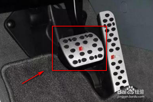 如何使用脚踩式手刹呢？