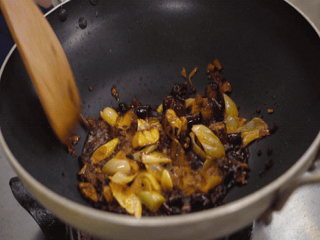 酸菜芋头鸡块煲怎么做?