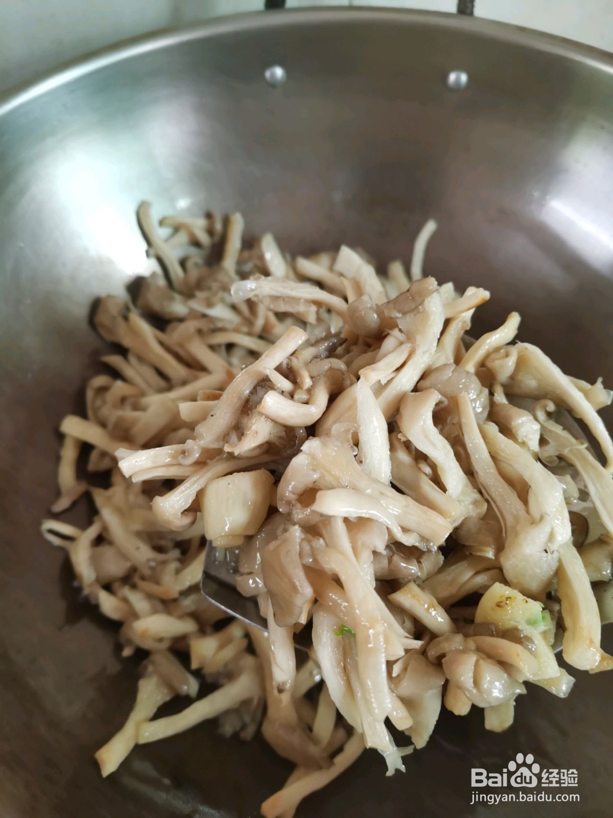 草菇炒鸡蛋的做法