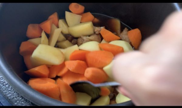 胡萝卜土豆炖鸡块