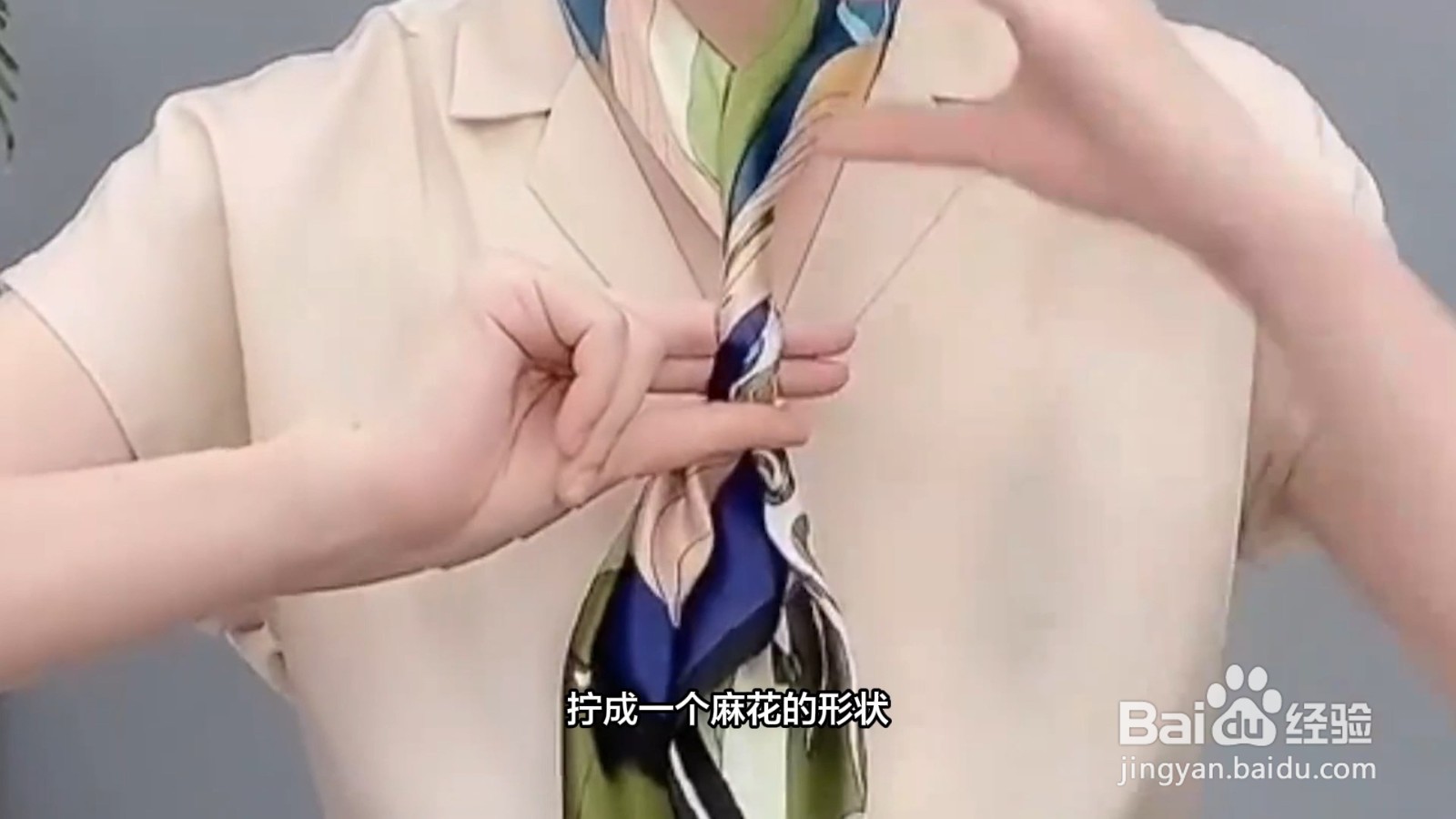 小丝巾最简单的三种系法