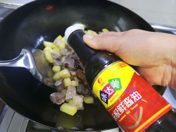 土豆胡萝卜牛肉焖饭