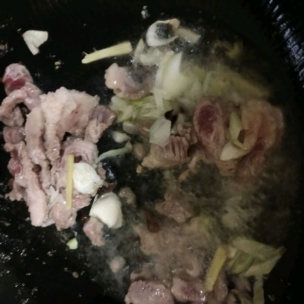 蒜薹肉片白玉菇