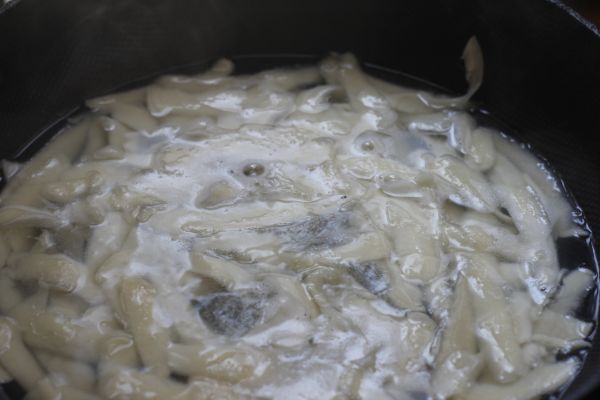 豆酱茄子条拌刀削面