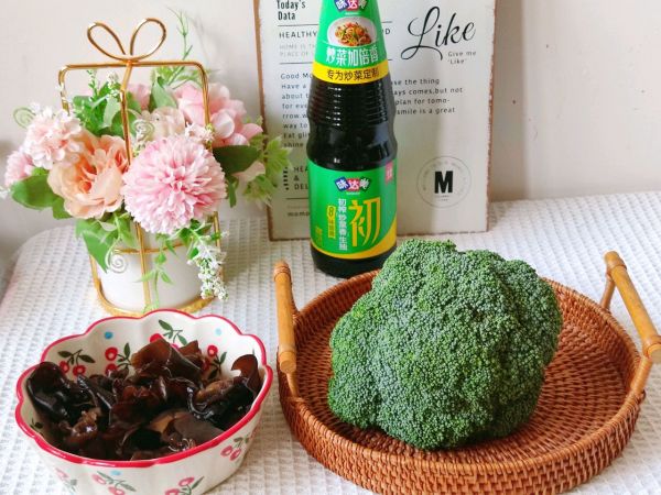 炝炒木耳西兰花