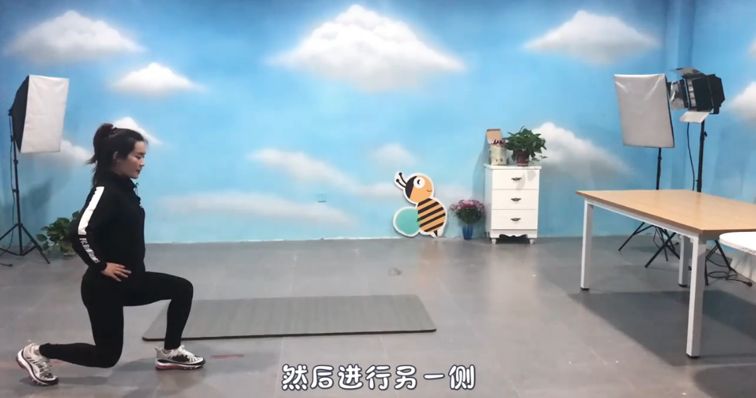 如何练习箭步蹲？