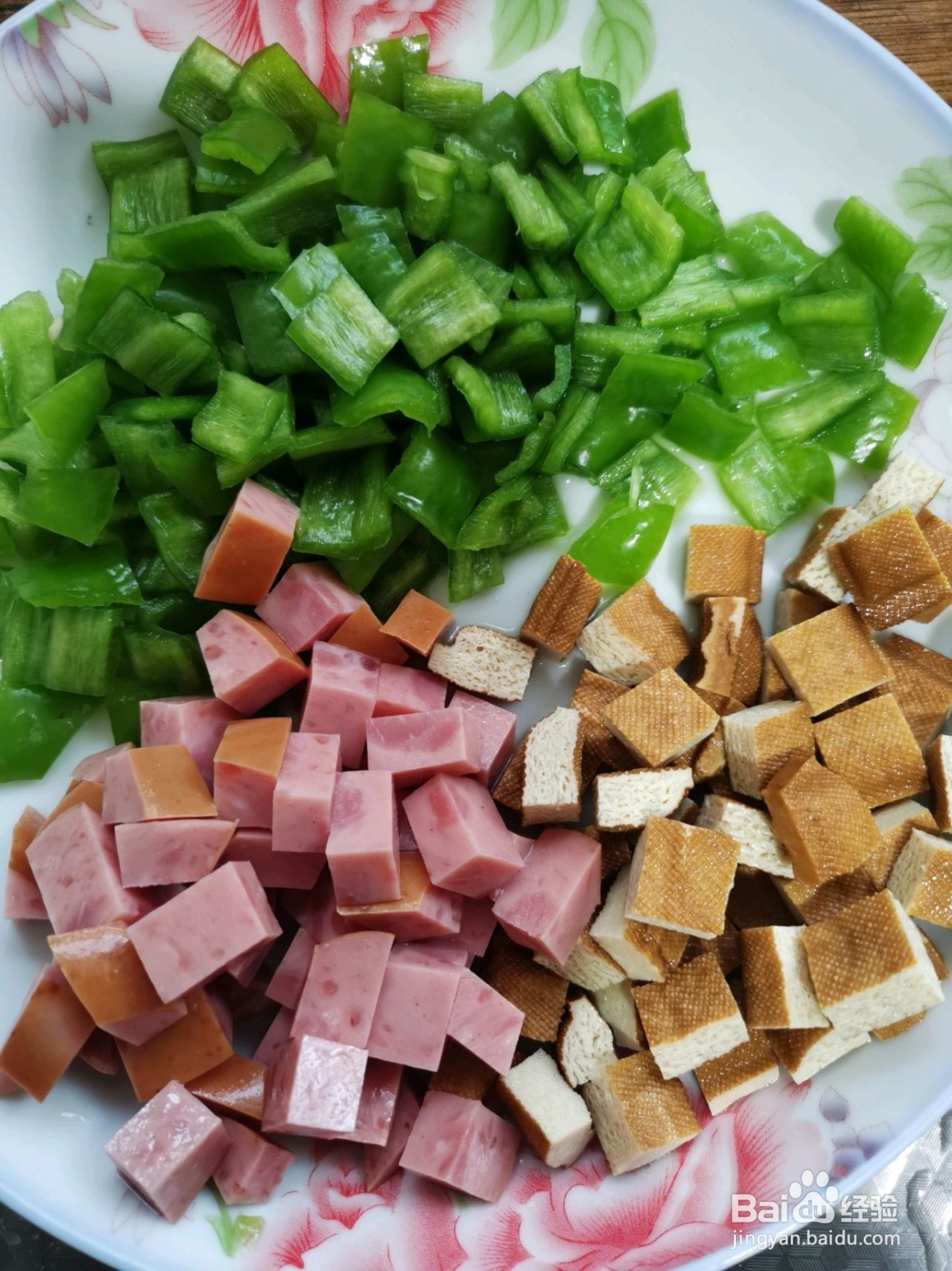 香干火腿炒鸡丁的做法