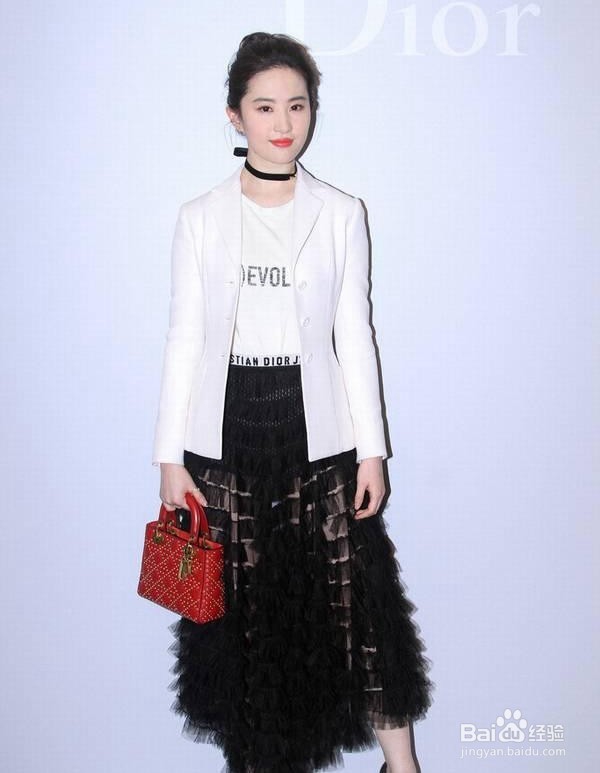 还在用西装配衬衫？你看穿破洞牛仔的宋茜同意吗