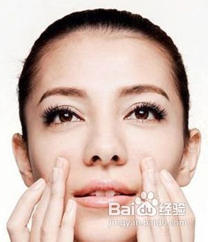 <b>简易美白,五种水“喝”掉脸上斑点</b>