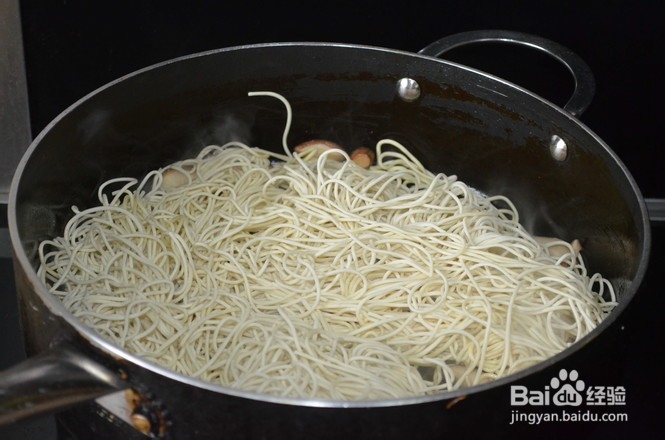 豌豆荚焖面的制作方法