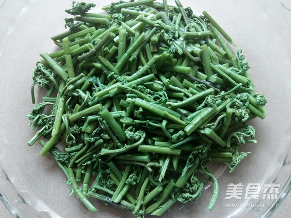 果仁拌蕨菜的做法