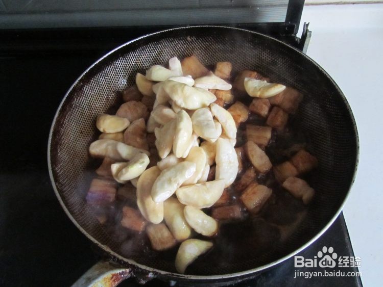 菱角烧肉的做法