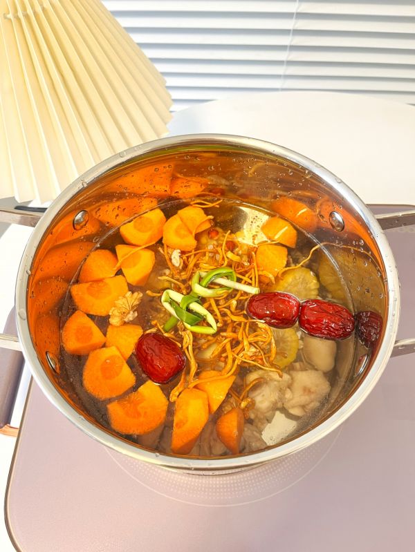 虫草鸡腿玉米汤