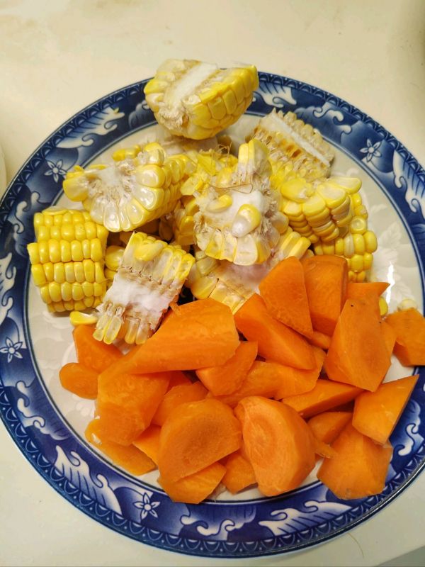 山药萝卜玉米排骨汤