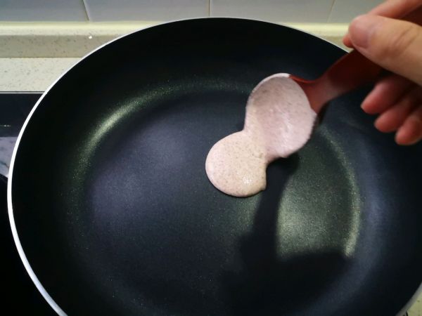 黑全麦松饼配蔓越莓果酱