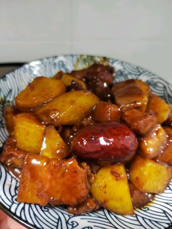 红烧肉偶遇红枣和土豆块
