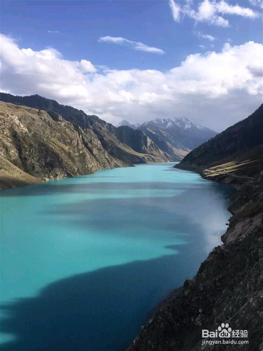 天山玉湖：湖水为什么一年四季呈现不同颜色