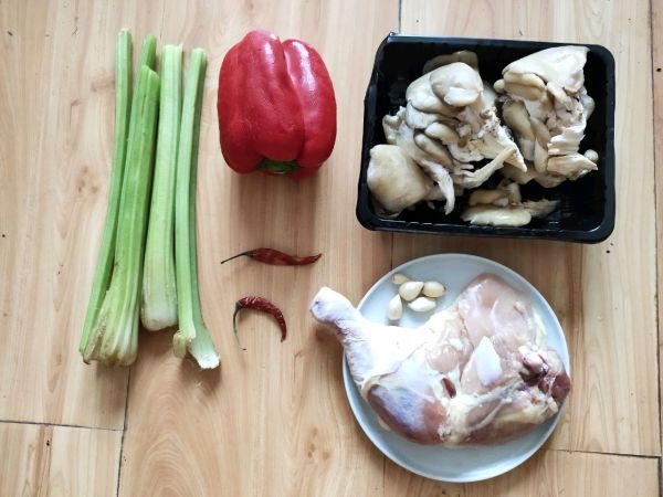 什锦鸡丁炒蘑菇