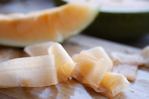 生火腿蜜瓜佐青酱面包片