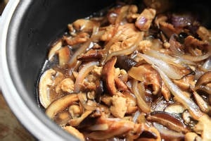 怎么做美味的酱香香菇鸡肉焖饭
