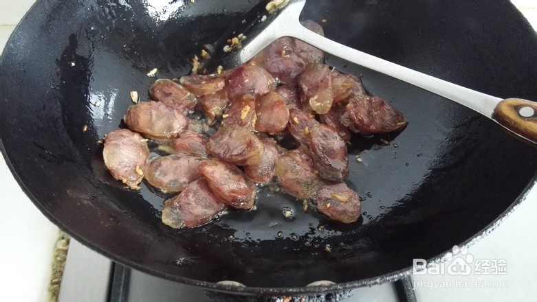 腊肠炒大蒜的做法