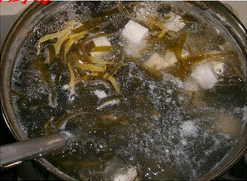 如何用淘米水做银鱼海带豆腐汤