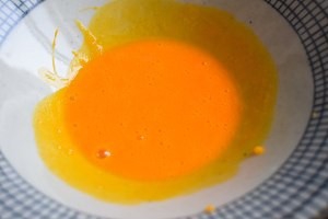 烟熏三文鱼培根本尼迪克蛋，附水波蛋荷兰酱做法