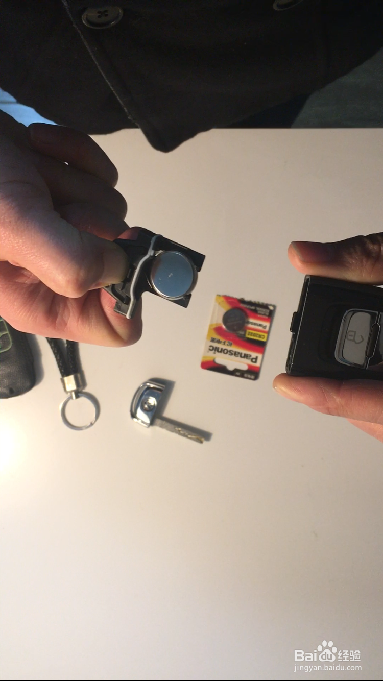 怎样换大众辉昂车钥匙的电池？