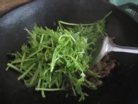 蒿子秆炒肉的做法