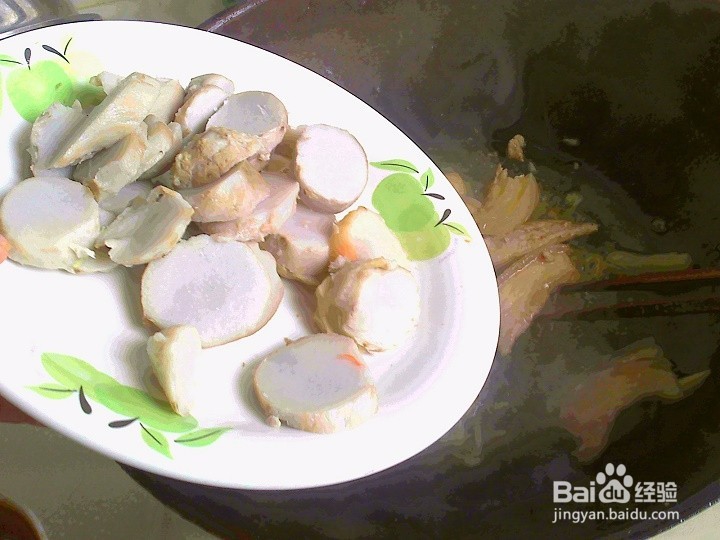 老年人怎样用电磁炉来爆炒猪肉皮芋头片