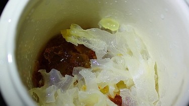 皂角米桃胶银耳羹的做法
