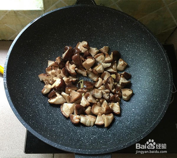香菇炒鸡胸肉的做法