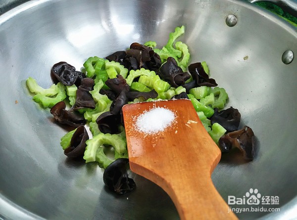 如何制作鸡蛋炒苦瓜黑木耳