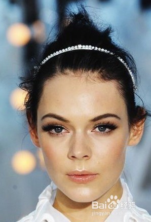 加分的头饰 秀场刮来发箍风,让你锦上添花