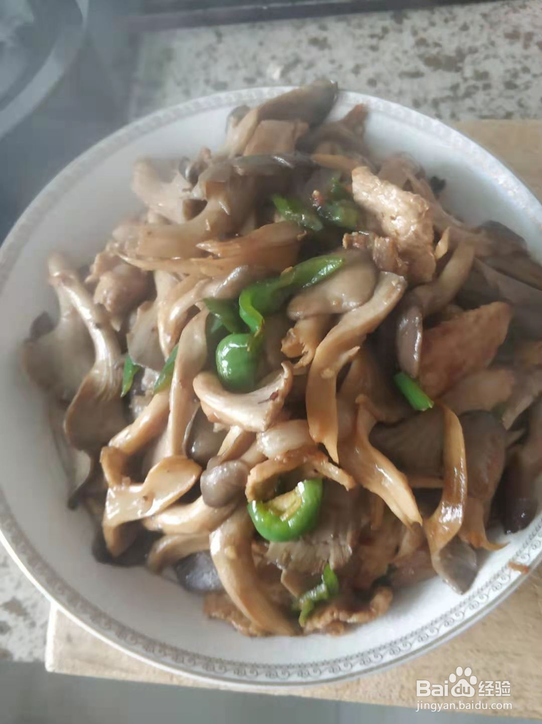 五花肉炒平菇的做法