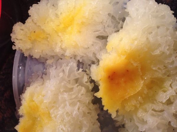 红枣雪梨薏仁银耳汤