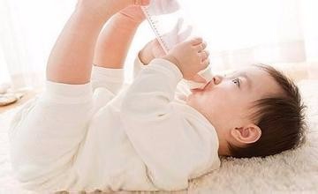 如何给宝宝冲泡奶粉