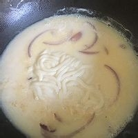 烹饪鲜虾奶油乌冬面的步骤