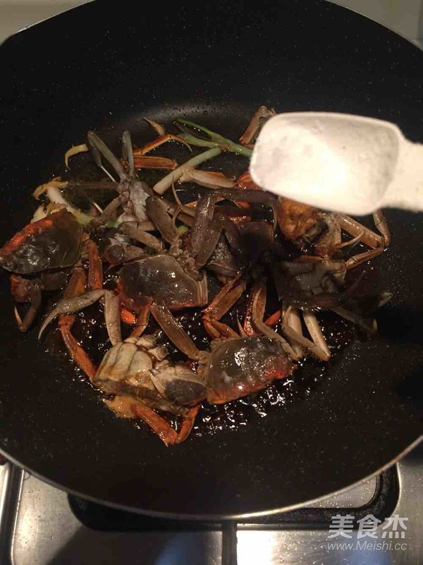 浓油赤酱的螃蟹炒年糕