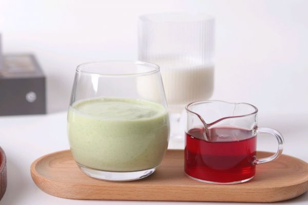 蔓越莓牛油果混合奶昔