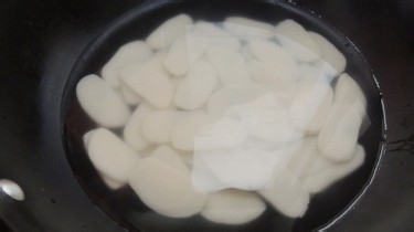 如何用蚝油生菜炒年糕？