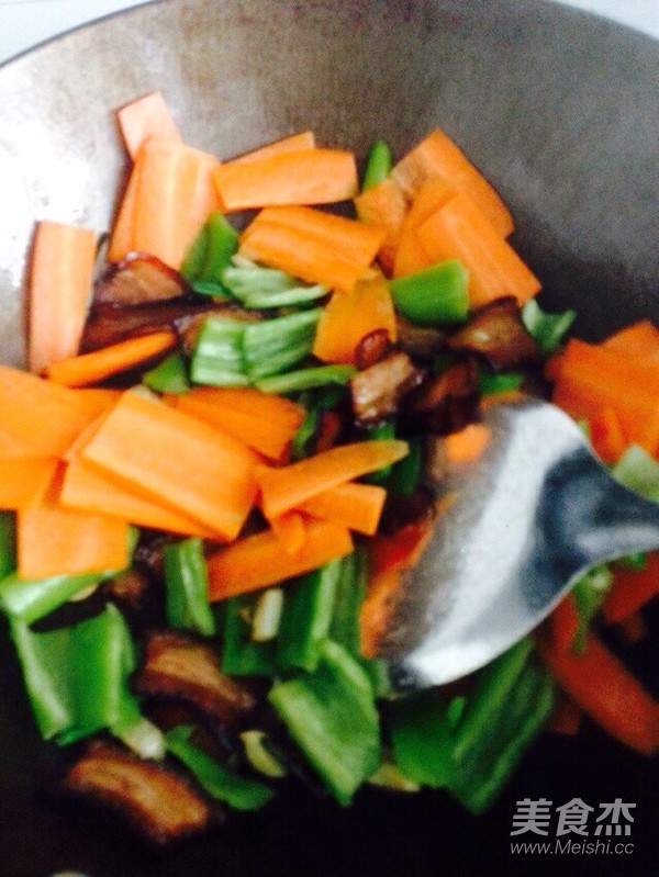 胡萝卜炒酱肉