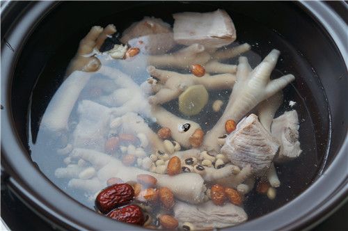 花生眉豆凤爪汤