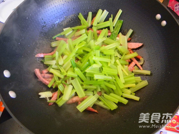 火腿炒芹菜的做法