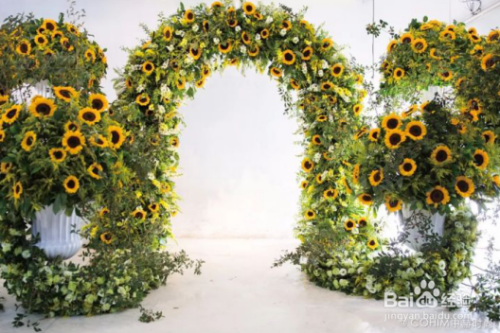 用一些其他的花材替换掉拱门上的玫瑰,向日葵,兰花,绣球都是不错的