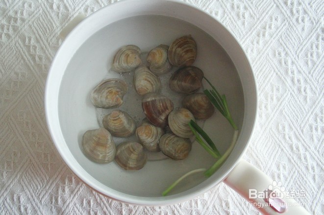 如何在家就能简单制作一份蒜蓉粉丝蛤蜊烤虾呢?