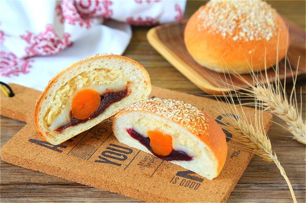 蛋黄肉松拉丝软欧包